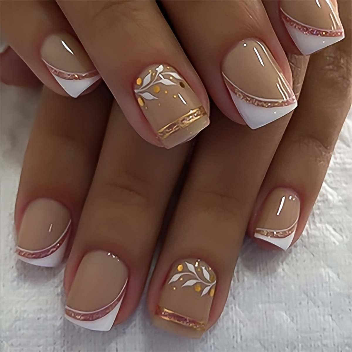 Nail Art Press On - เล็บปลอมแบบสั้น-กลางสำหรับผู้หญิง สาวๆ ทรงฝรั่งเศส ปลายเล็บทรงเหลี่ยม ประดับกลิตเตอร์สีทอง ลายใบไม้