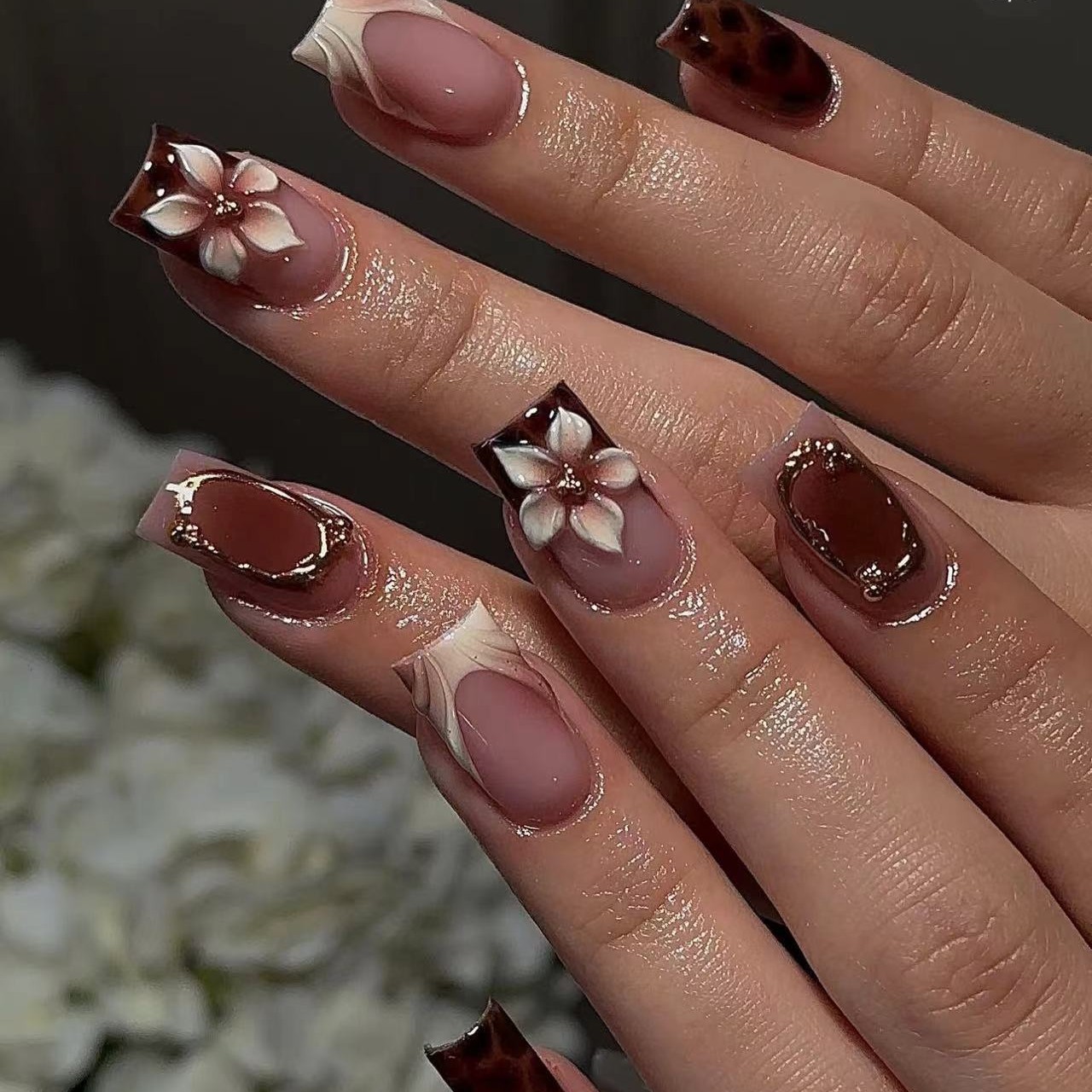 Nail Art Press On - เล็บปลอมทรงเหลี่ยมสั้นสำหรับผู้หญิง แฟชั่นลายเสือดาวสีน้ำตาล พร้อมลายดอกไม้ 3 มิติ ประดับโบว์