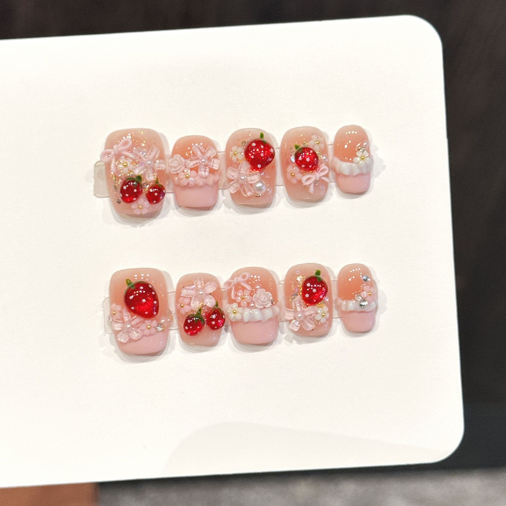 Nail Art Xs - เล็บปลอมแบบกดติด 10 ชิ้น ลายสตรอว์เบอร์รี่สีแดงน่ารัก ประดับโบว์สีชมพู ดอกไม้